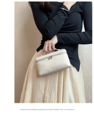English rendering: Top-Grain Leather Mini Box Bag for Women, Structured Handheld Shoulder Bag with Crossbody Strap,