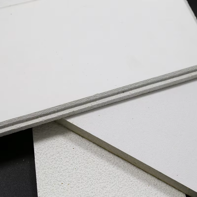 Гладкие белые потолочные плиты из минерального волокна, модель NRC 0,55 RH90 для коммерческих потолочных систем,Потолки из минерального волокна | Акустическая потолочная плитка | Фиброцементные плиты | Потолочные Т-образные решетки (поставщик из Китая),Гладкие белые потолочные плиты из минерального волокна NRC 0,55 RH90 — коммерческая потолочная система