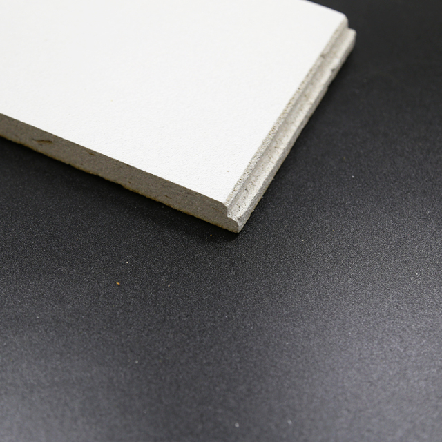 Гладкие белые потолочные плиты из минерального волокна, модель NRC 0,55 RH90 для коммерческих потолочных систем,Потолки из минерального волокна | Акустическая потолочная плитка | Фиброцементные плиты | Потолочные Т-образные решетки (поставщик из Китая),Гладкие белые потолочные плиты из минерального волокна NRC 0,55 RH90 — коммерческая потолочная система