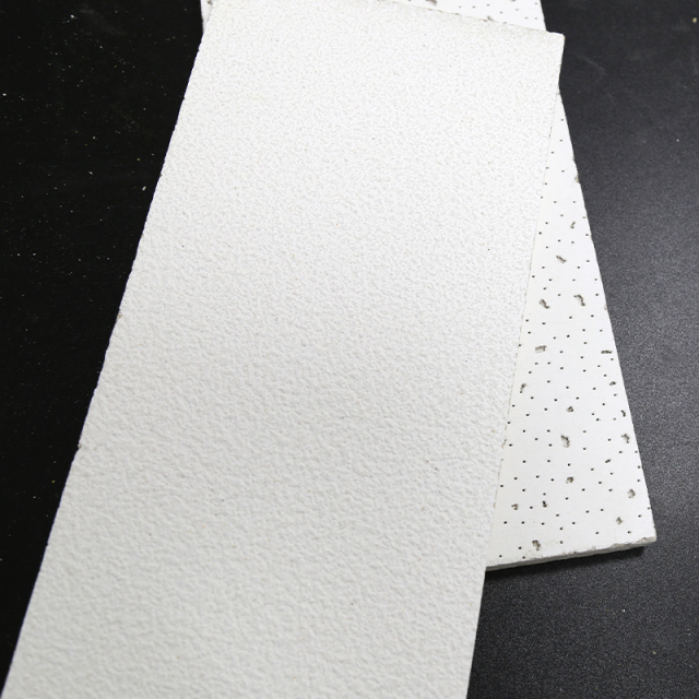 Гладкие белые потолочные плиты из минерального волокна, модель NRC 0,55 RH90 для коммерческих потолочных систем,Потолки из минерального волокна | Акустическая потолочная плитка | Фиброцементные плиты | Потолочные Т-образные решетки (поставщик из Китая),Гладкие белые потолочные плиты из минерального волокна NRC 0,55 RH90 — коммерческая потолочная система