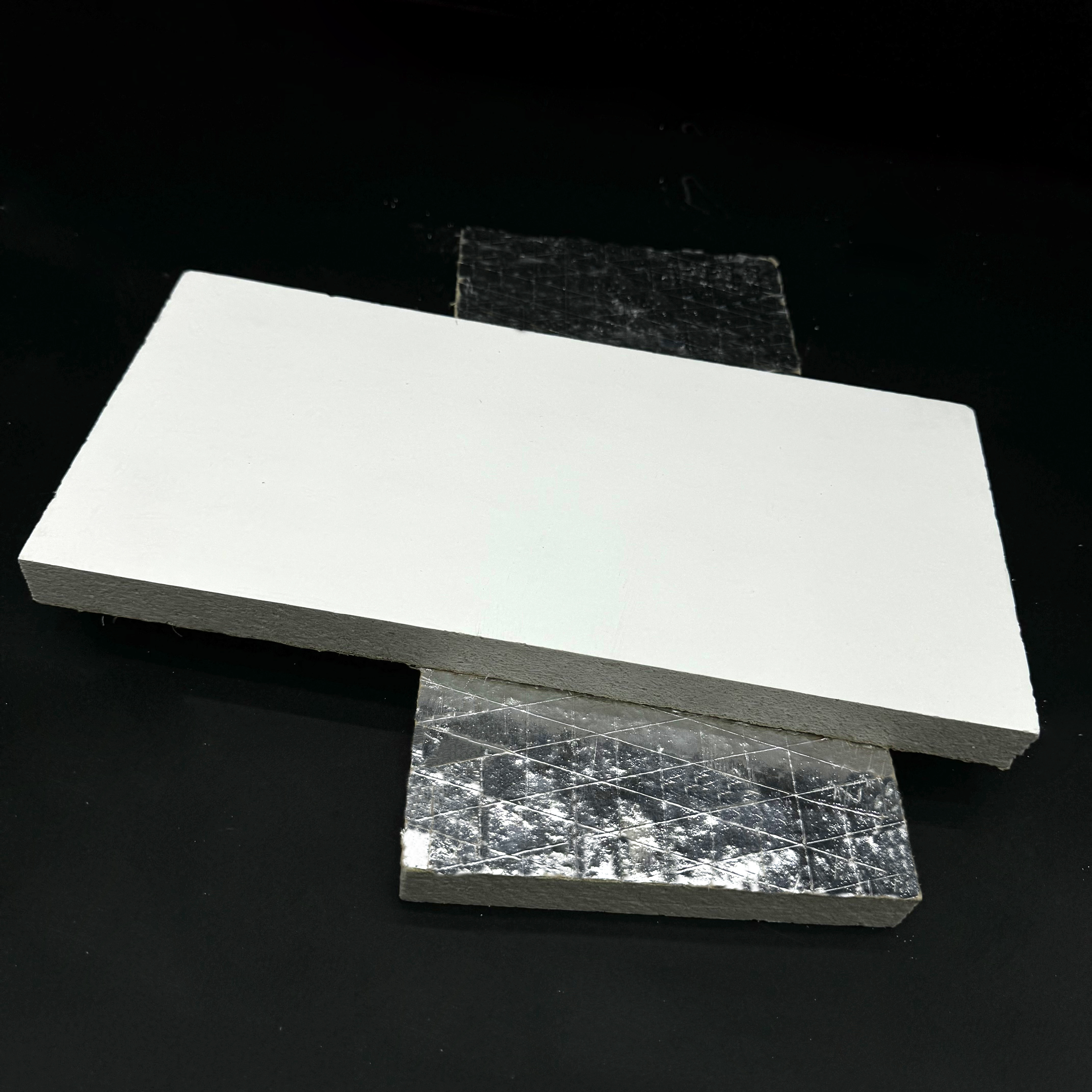 High-Performance Aluminum Foil Mineral fiber ceiling tiles for Insulation and Soundproofing,أسقف من الألياف المعدنية | بلاط سقف عازل للصوت | ألواح أسمنتية ليفية | مورد صيني لشبكات السقف على شكل حرف T,High-Performance Aluminum Foil Mineral fiber ceiling tiles for Insulation and Soundproofing