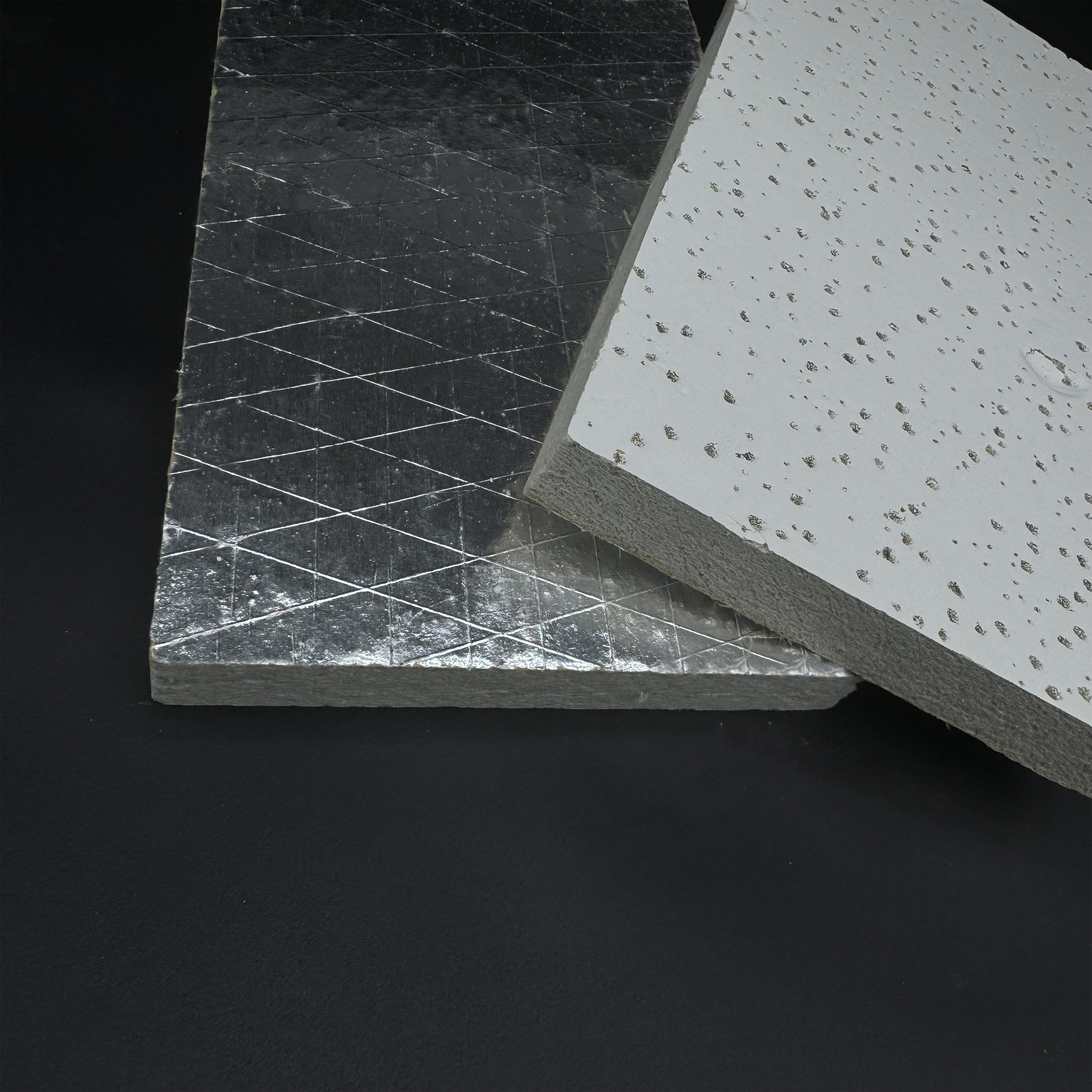 High-Performance Aluminum Foil Mineral fiber ceiling tiles for Insulation and Soundproofing,أسقف من الألياف المعدنية | بلاط سقف عازل للصوت | ألواح أسمنتية ليفية | مورد صيني لشبكات السقف على شكل حرف T,High-Performance Aluminum Foil Mineral fiber ceiling tiles for Insulation and Soundproofing