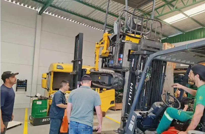 Shantui Brazil customer service team receives appreciation and a silk banner