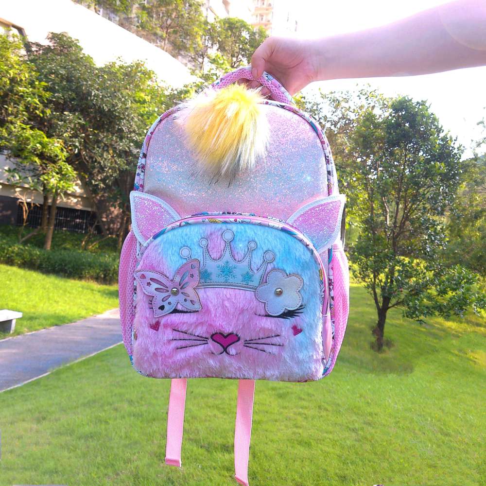Cute cartoon embroidered cats, fashionable pink dolls, light blue backpacks, suitable for children aged 3 to 10 in kindergartens and primary schools.