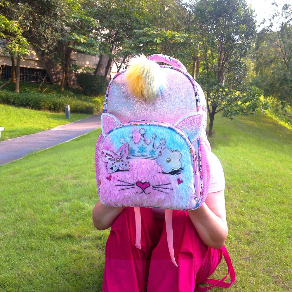 Cute cartoon embroidered cats, fashionable pink dolls, light blue backpacks, suitable for children aged 3 to 10 in kindergartens and primary schools.