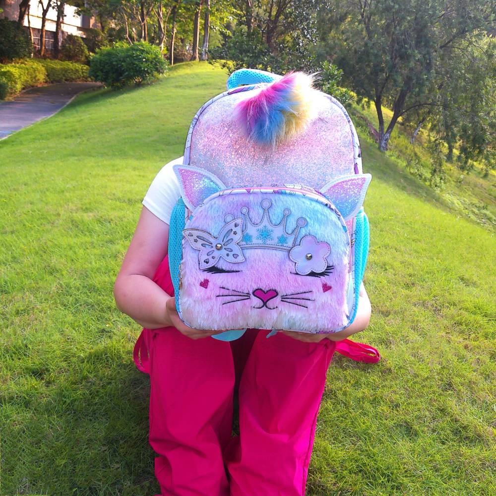 Cute cartoon embroidered cats, fashionable pink dolls, light blue backpacks, suitable for children aged 3 to 10 in kindergartens and primary schools.