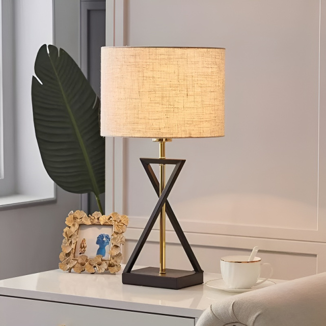 Lampe de chevet classique Baiyeco - Base en fer avec abat-jour en tissu finition électrolytique/pulvérisée Ampoule requise