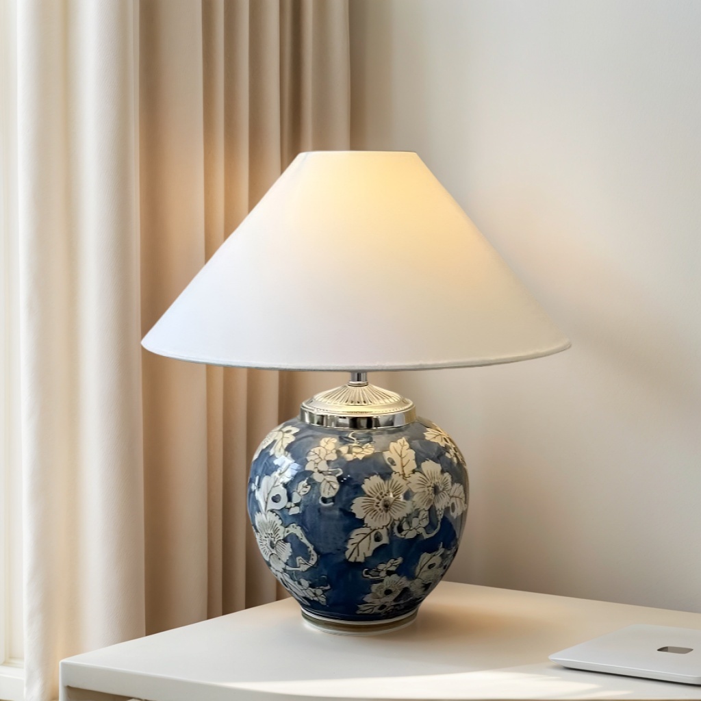 Baiyeco (Blue Willow Series) Schreibtischlampe – handbemalte Keramik, Eisenstruktur, Stoffschirm, weltweiter Steckeradapter