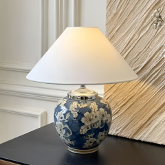 Baiyeco (Blue Willow Series) Schreibtischlampe – handbemalte Keramik, Eisenstruktur, Stoffschirm, weltweiter Steckeradapter