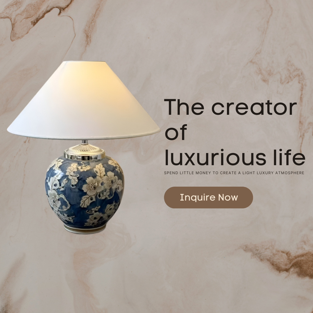 Baiyeco (Blue Willow Series) Schreibtischlampe – handbemalte Keramik, Eisenstruktur, Stoffschirm, weltweiter Steckeradapter