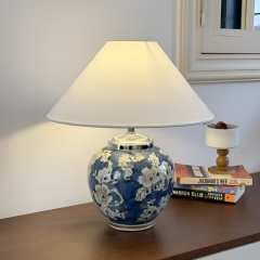 Baiyeco (Blue Willow Series) Schreibtischlampe – handbemalte Keramik, Eisenstruktur, Stoffschirm, weltweiter Steckeradapter