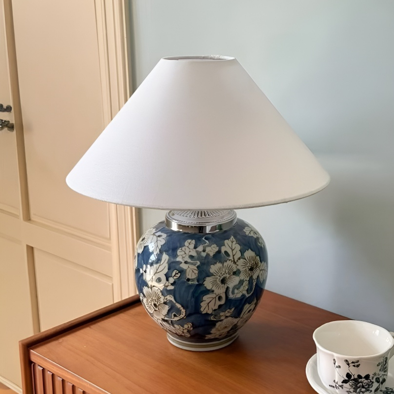 Baiyeco (Blue Willow Series) Schreibtischlampe – handbemalte Keramik, Eisenstruktur, Stoffschirm, weltweiter Steckeradapter