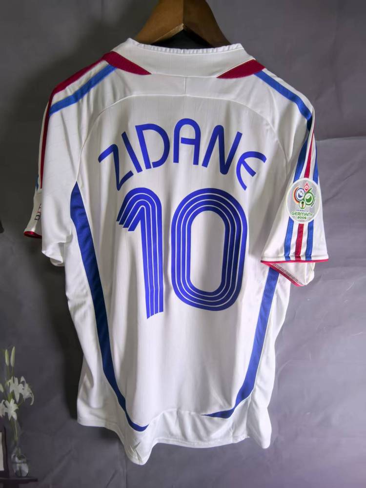 06 France away