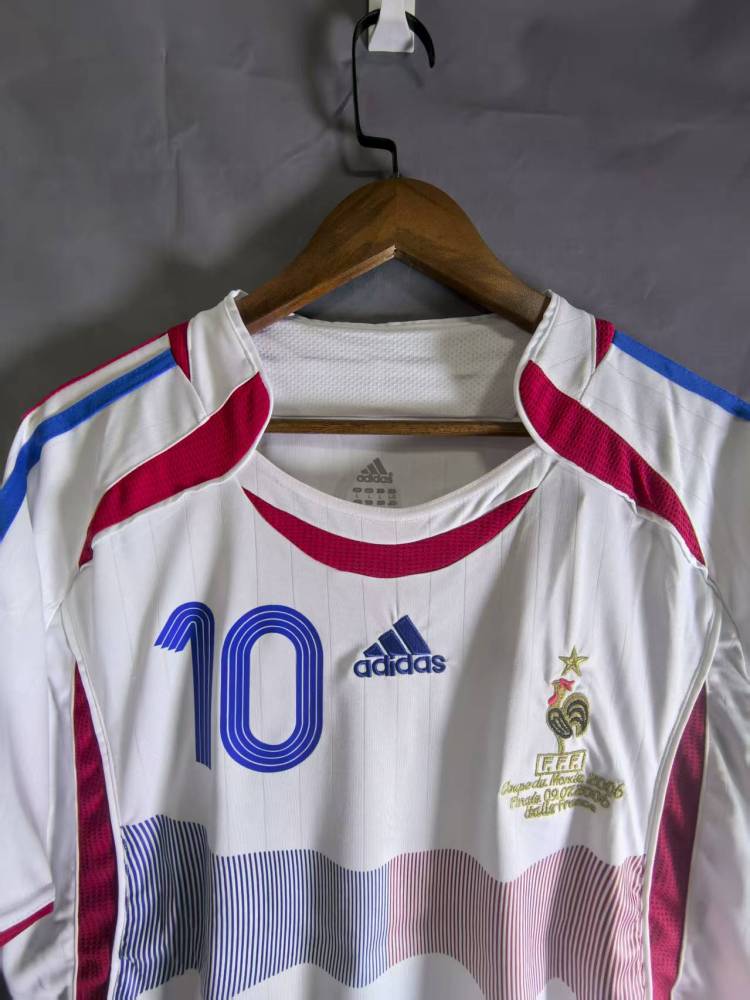 06 France away