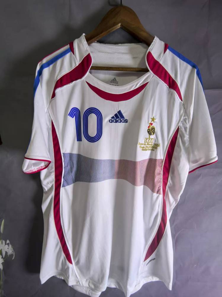 06 France away