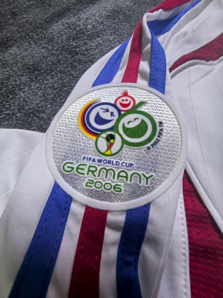 06- France away