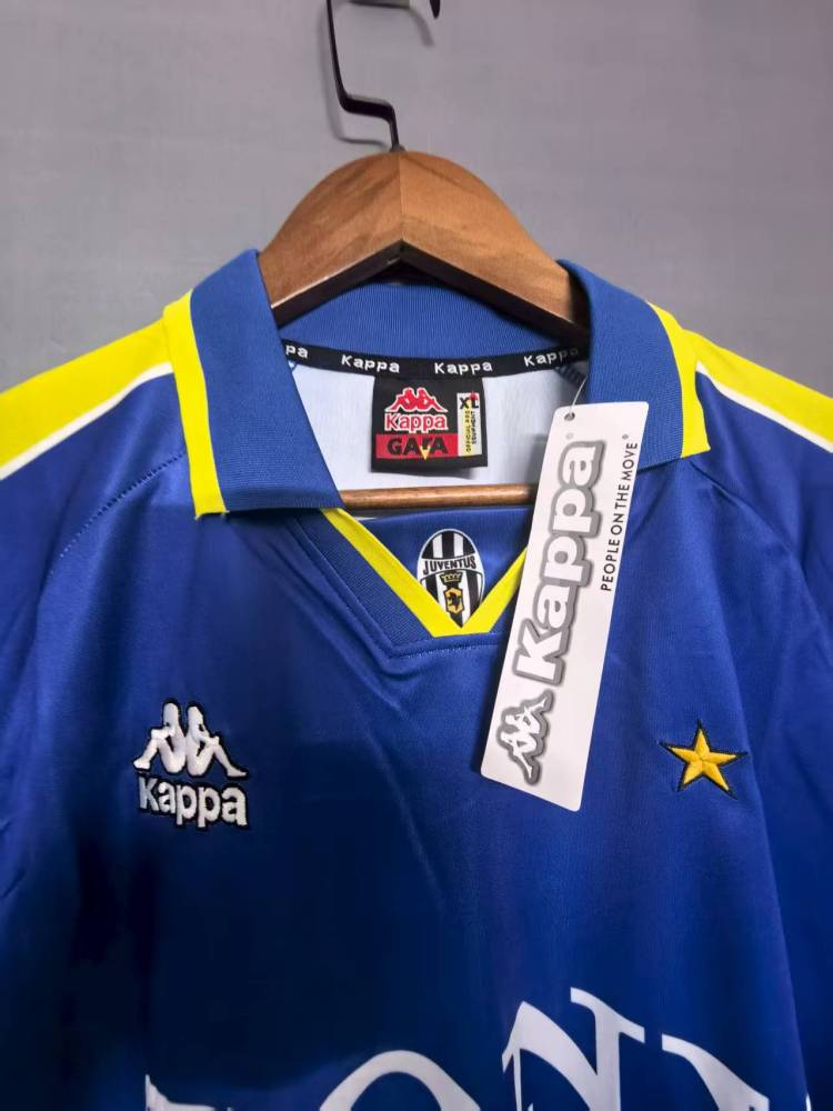 96-97 Juventus away