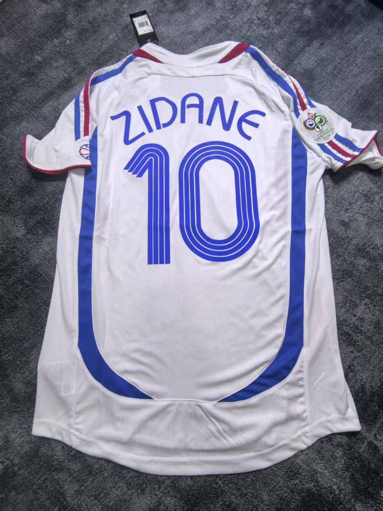 06- France away