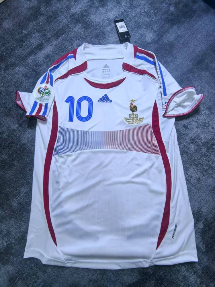 06- France away