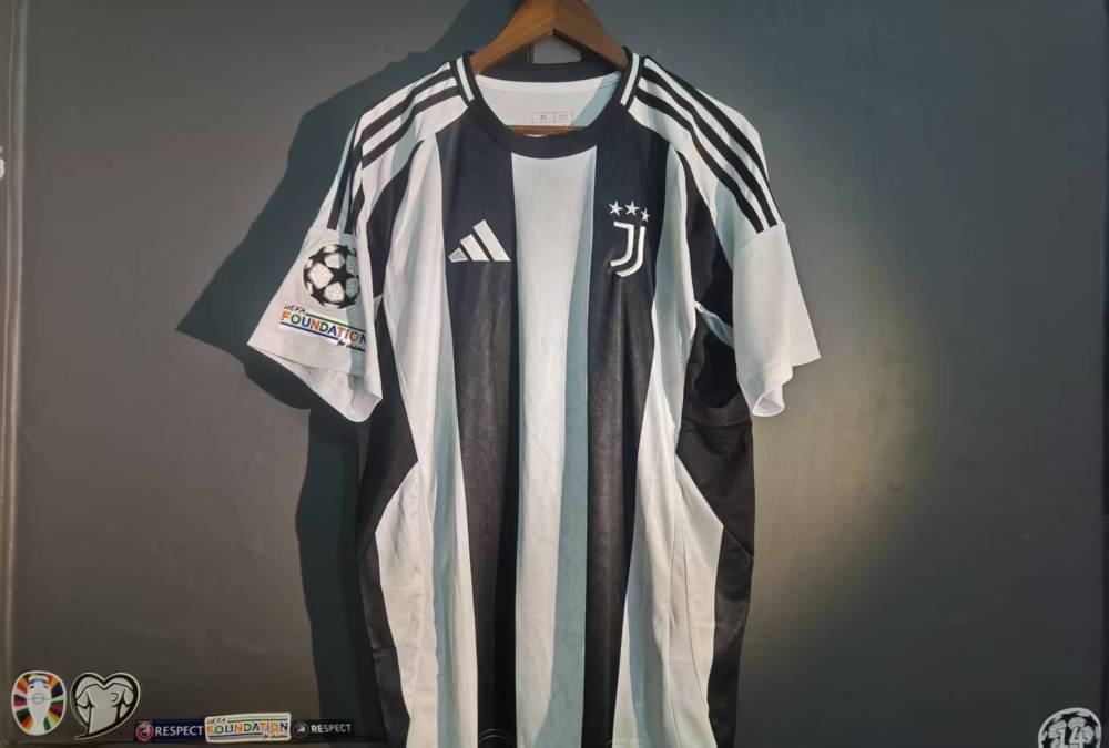 24-25 Juventus home