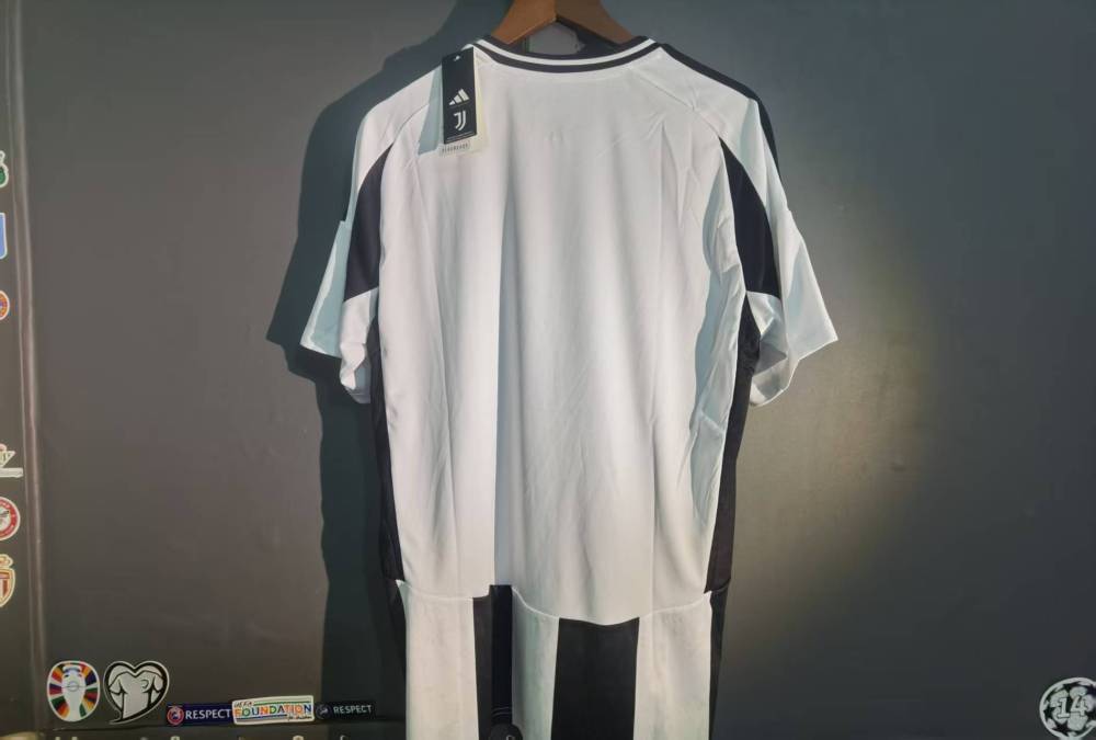 24-25 Juventus home
