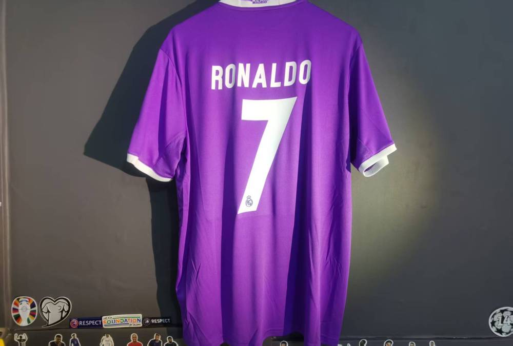 16-17 Real Madrid away