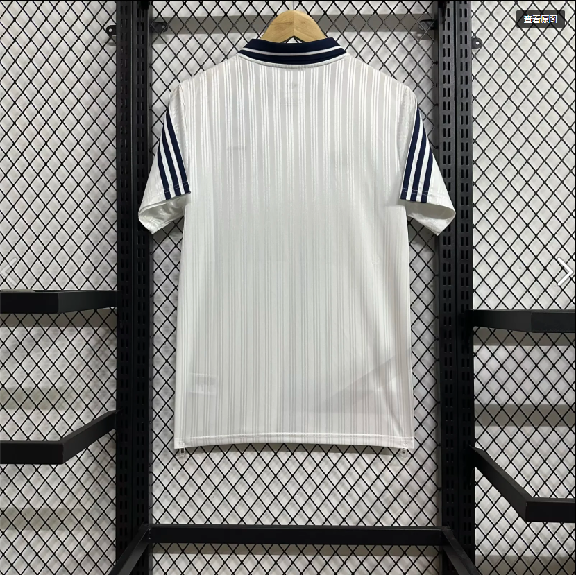 25-26 Oasis Collaboration Edition in white