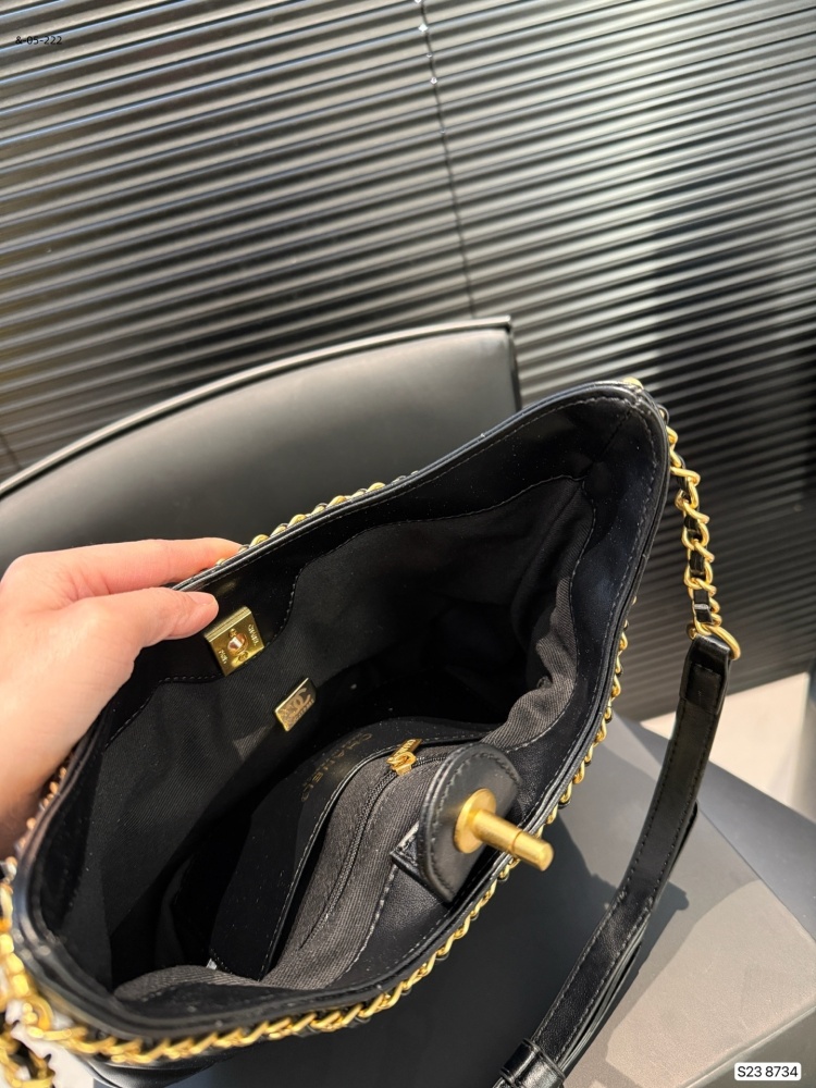 Chanel 25 hobo