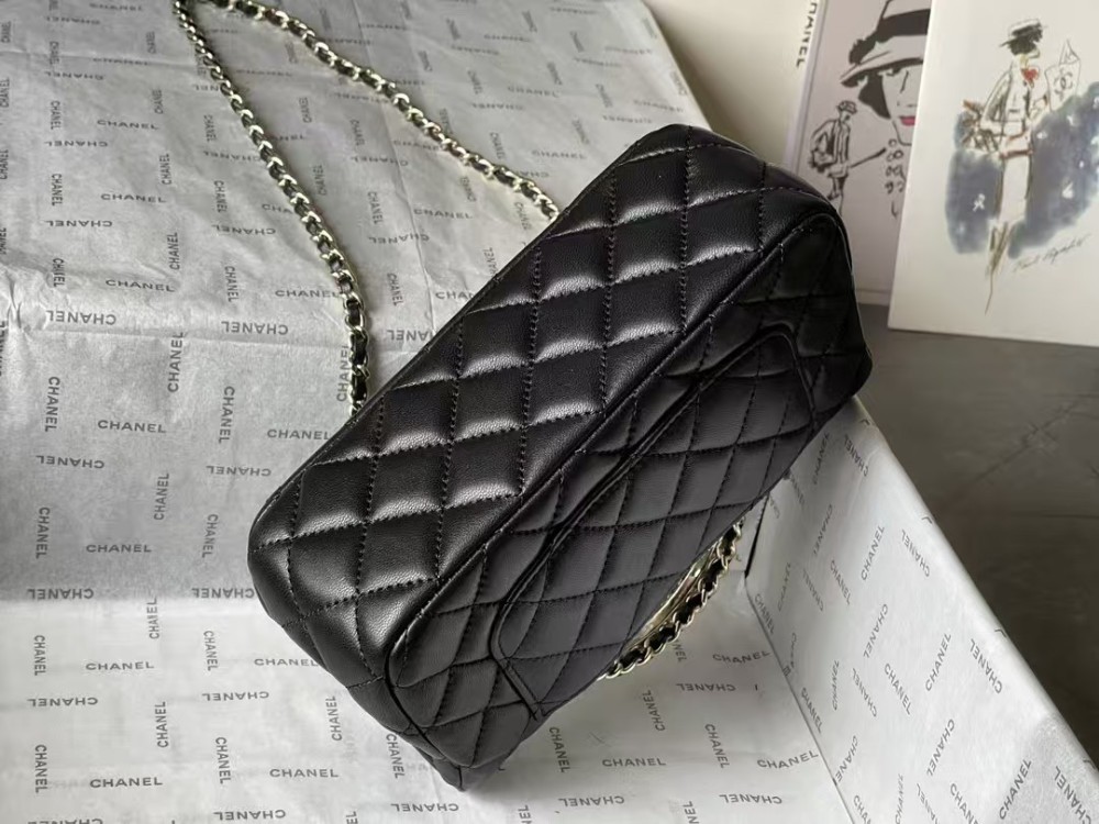 Chanel 23A Diamond handle cf