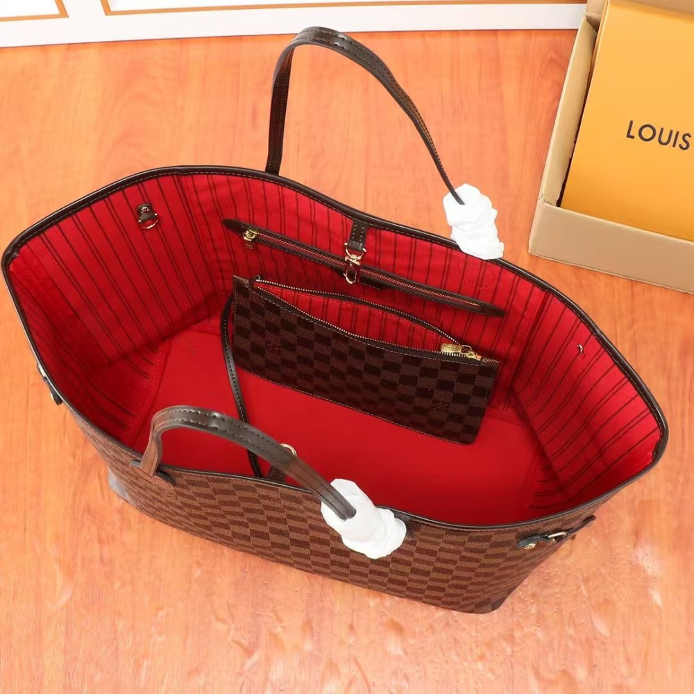 LV chekerboard neverfull