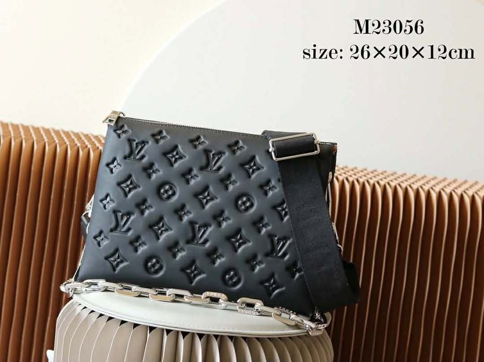 LV black coussin