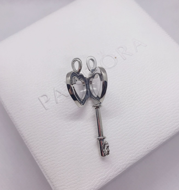 PANDORA FLOATING HEART LOCKET KEY NECKLACE