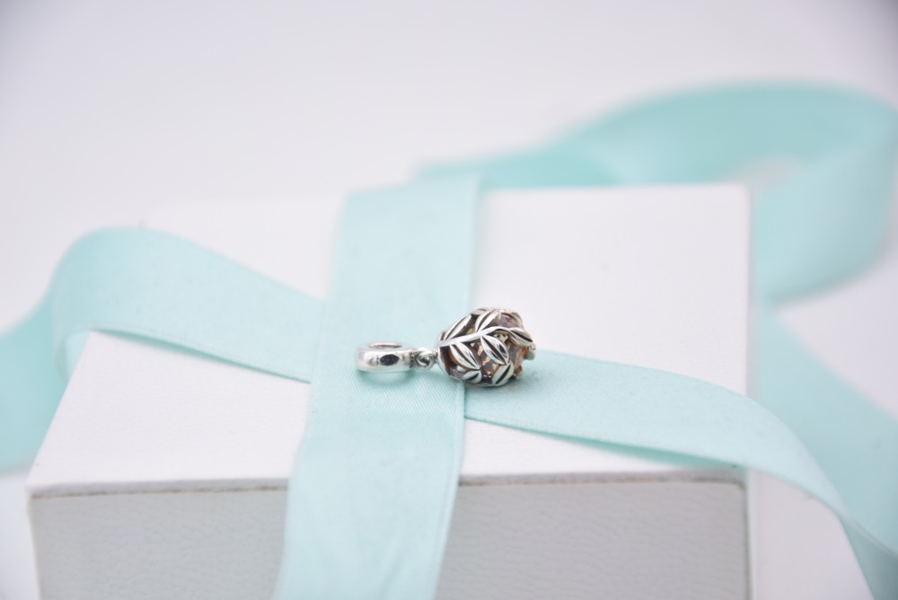 pandora faceted laurel leaves dangle charm