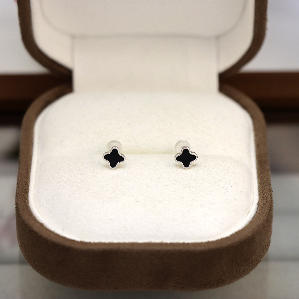 S925 Sterling silver little fresh black drop glue four-leaf clover earrings Sen tie sweet flowers