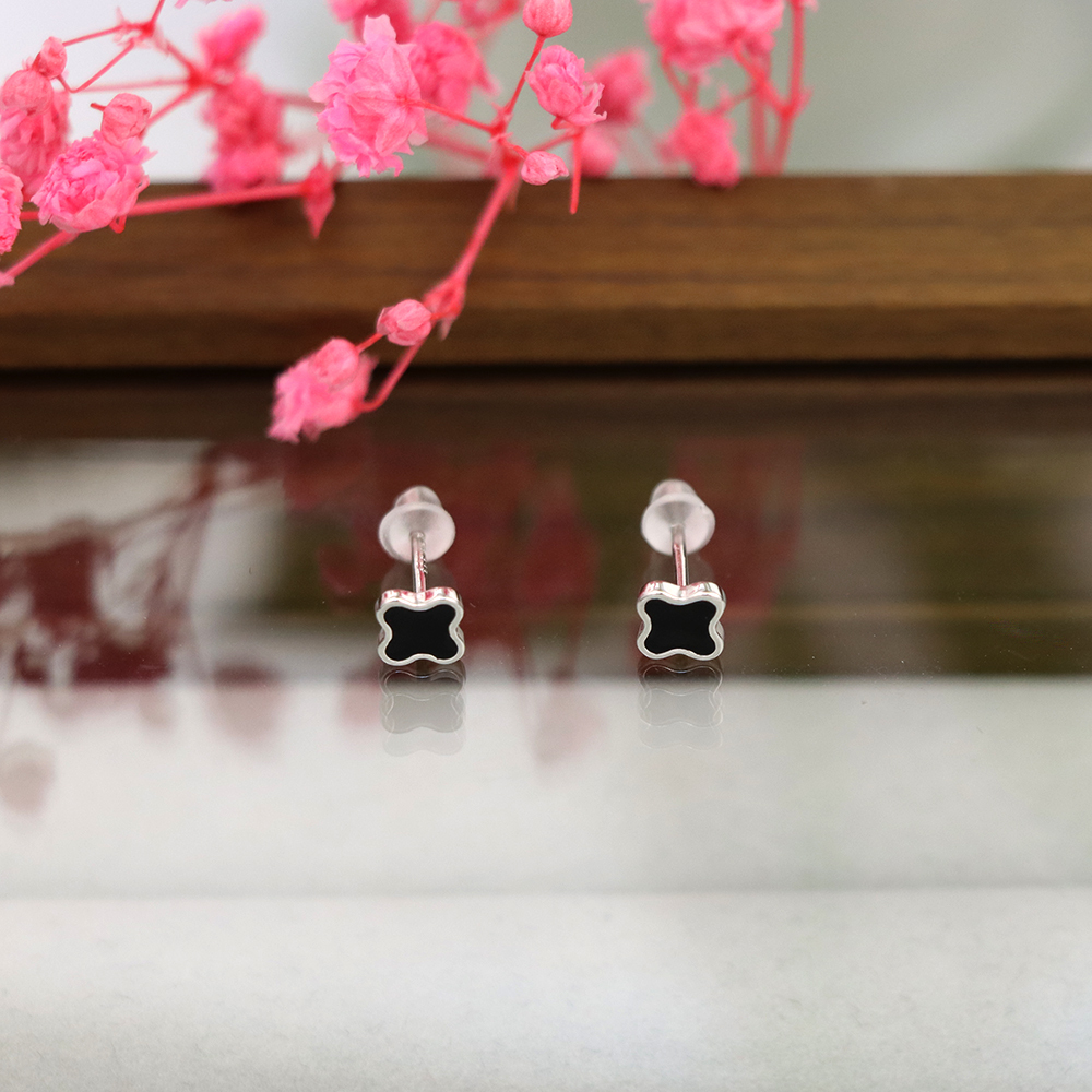S925 Sterling silver little fresh black drop glue four-leaf clover earrings Sen tie sweet flowers