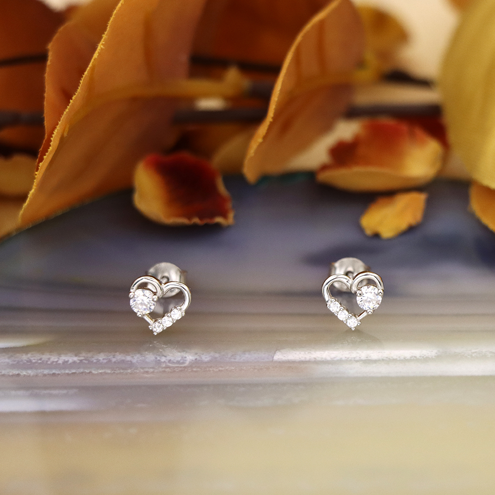 S925 Sterling Silver Heart Stud Earrings - Minimalist Heart-Shaped with Zirconia