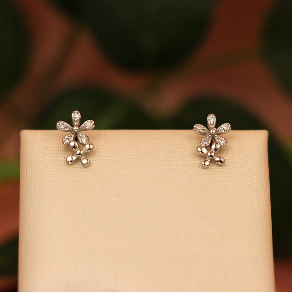 S925 Sterling Silver Leaf - shaped Micro - Inlaid Diamond Stud Earrings