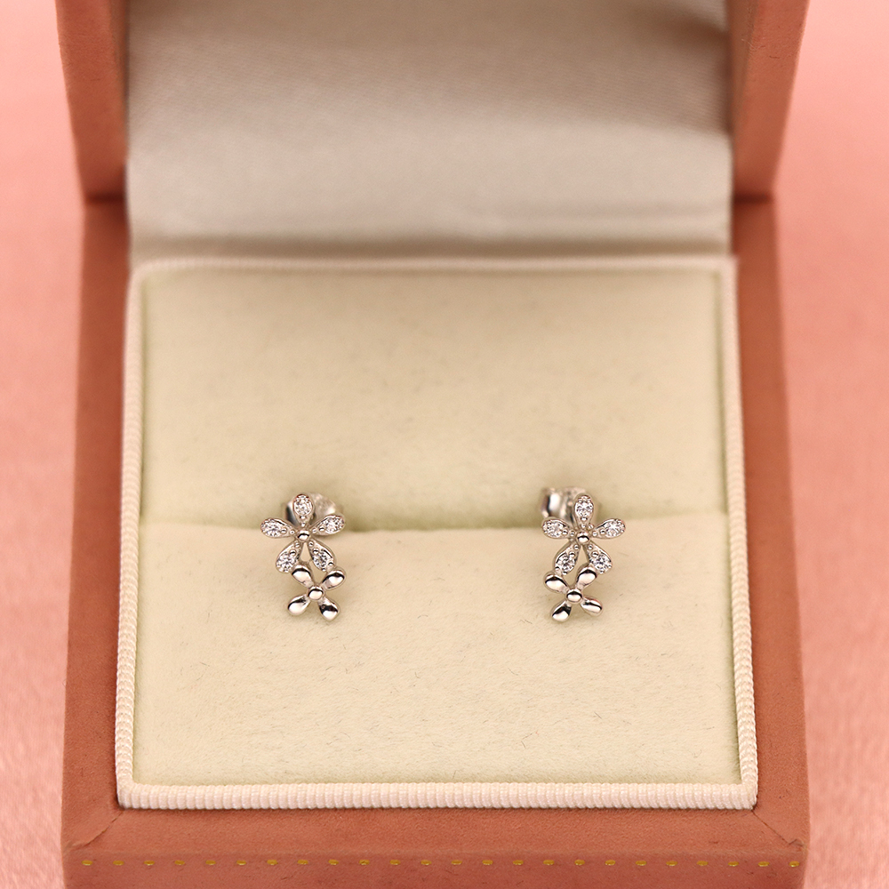 S925 Sterling Silver Leaf - shaped Micro - Inlaid Diamond Stud Earrings