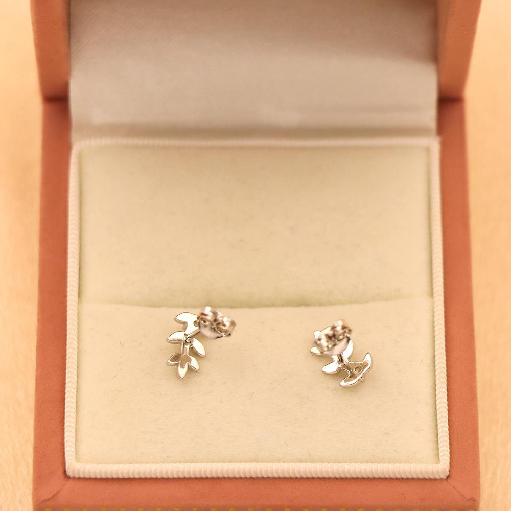 S925 Sterling Silver Earrings with Inlaid Diamonds in the Shape of Leaves