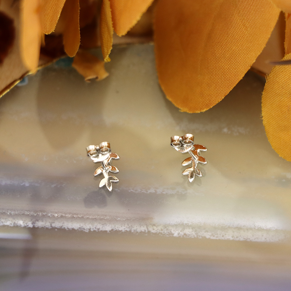 S925 Sterling Silver Earrings with Inlaid Diamonds in the Shape of Leaves