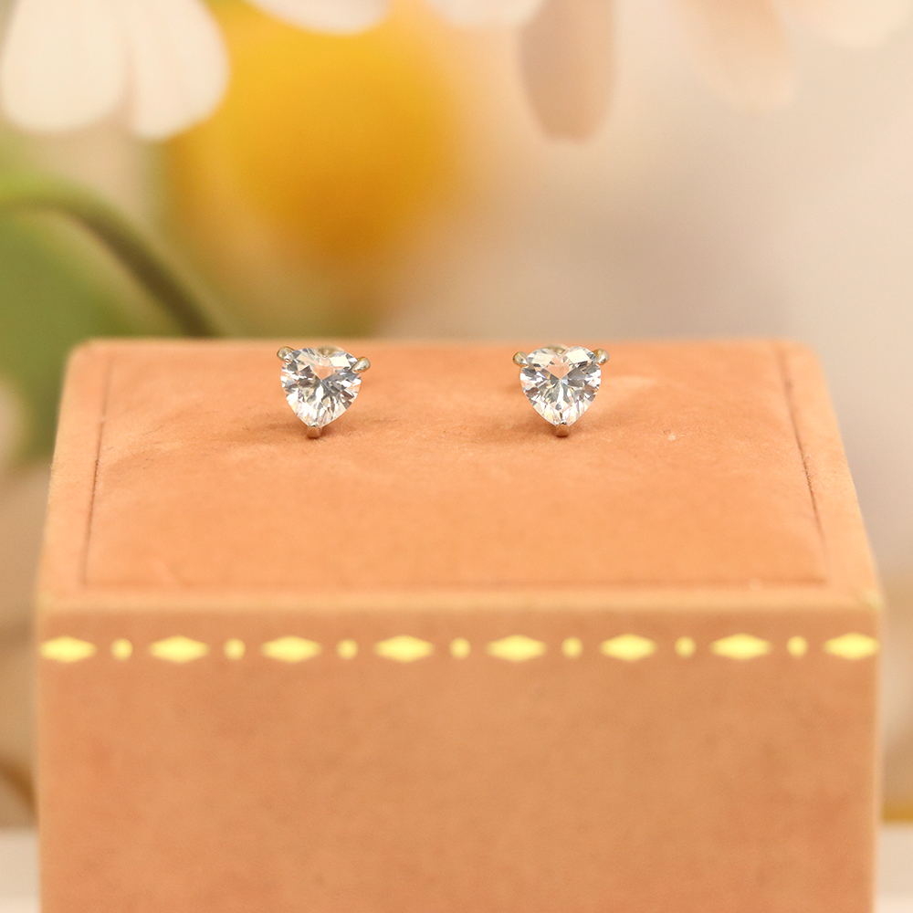 S925 Sterling Silver Classic Heart - Shaped Cubic Zirconia Stud Earrings - Timeless and Elegant Daily Jewelry for Women