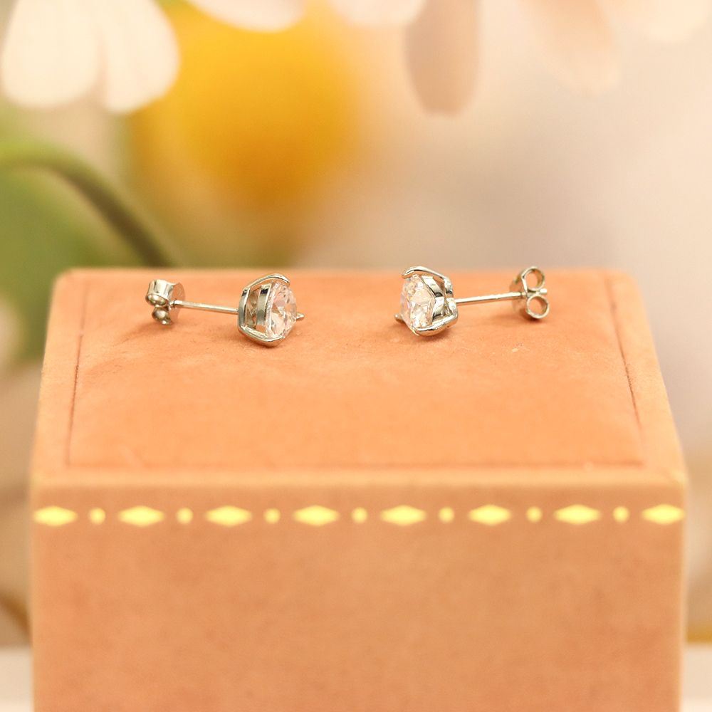 S925 Sterling Silver Classic Heart - Shaped Cubic Zirconia Stud Earrings - Timeless and Elegant Daily Jewelry for Women
