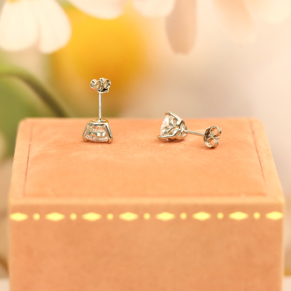 S925 Sterling Silver Classic Heart - Shaped Cubic Zirconia Stud Earrings - Timeless and Elegant Daily Jewelry for Women