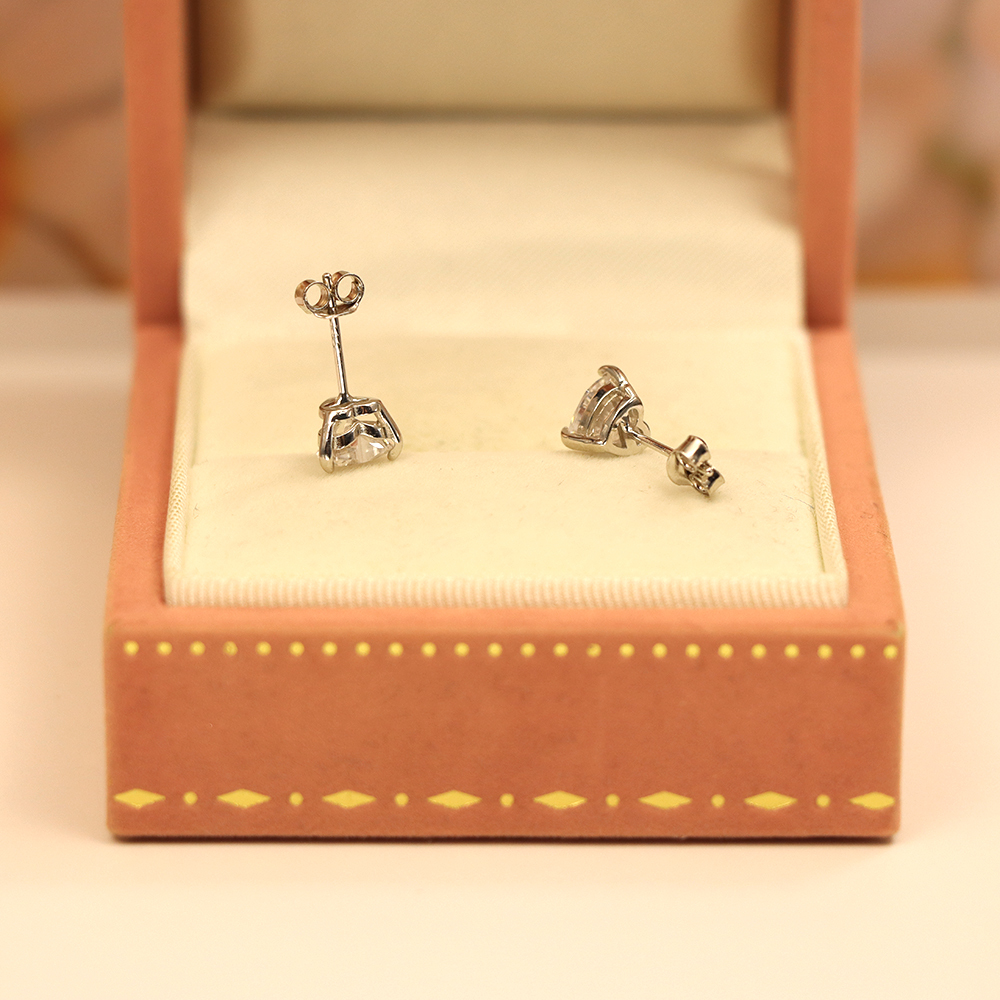 S925 Sterling Silver Classic Heart - Shaped Cubic Zirconia Stud Earrings - Timeless and Elegant Daily Jewelry for Women