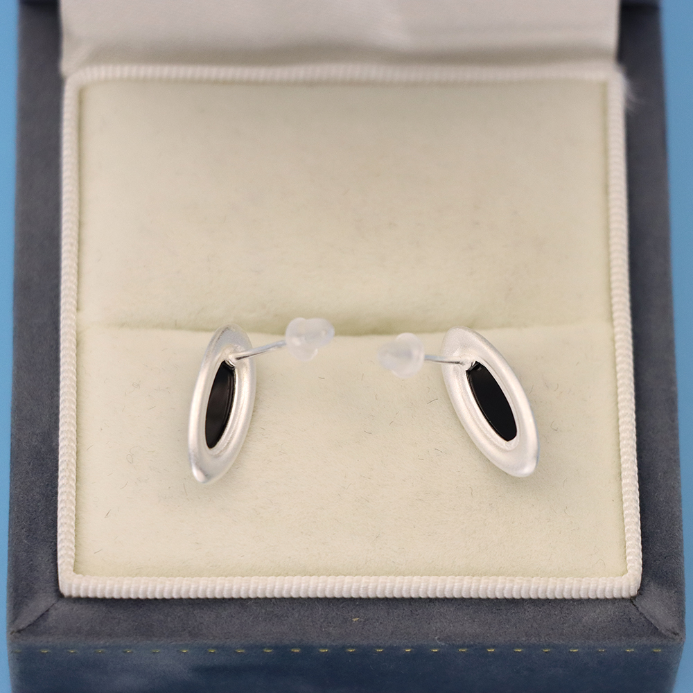 S925 Sterling Silver Oval-shaped Black Agate Stud Earrings for Women