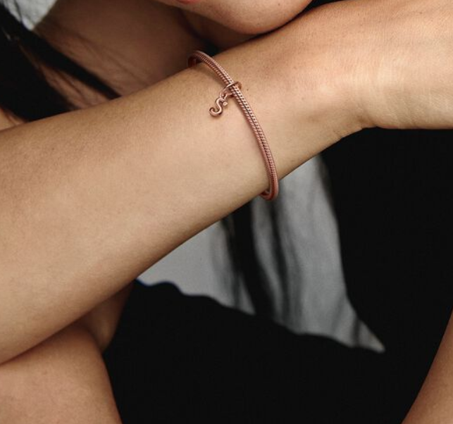Pandora Moments Letter s Script Alphabet kirjainkoru hela