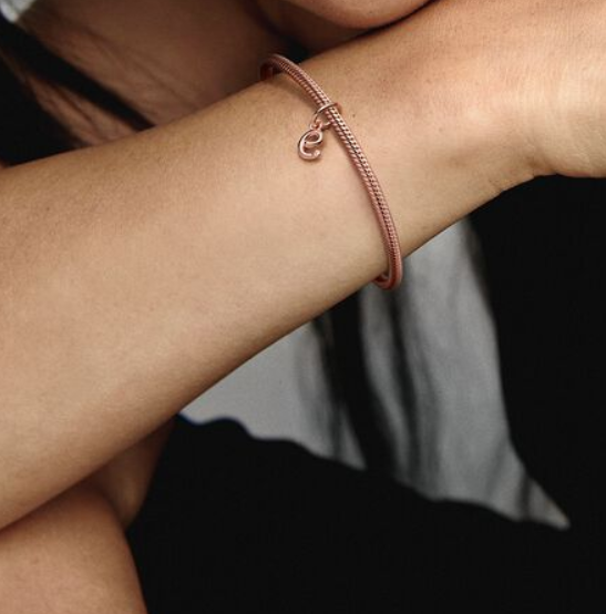 Pandora Moments Letter e Script Alphabet kirjainkoru hela