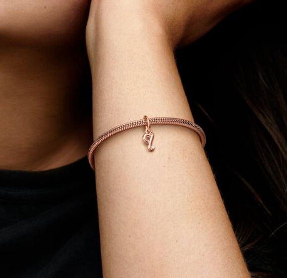 Pandora Moments Letter q Script Alphabet kirjainkoru hela