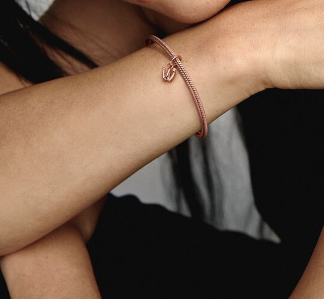 Pandora Moments Letter w Script Alphabet kirjainkoru hela