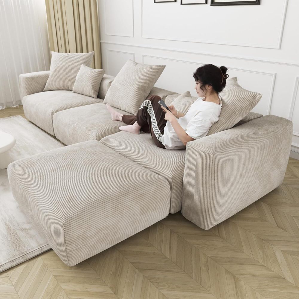 Sofá modular beige de gran tamaño con chaise longue y otomana